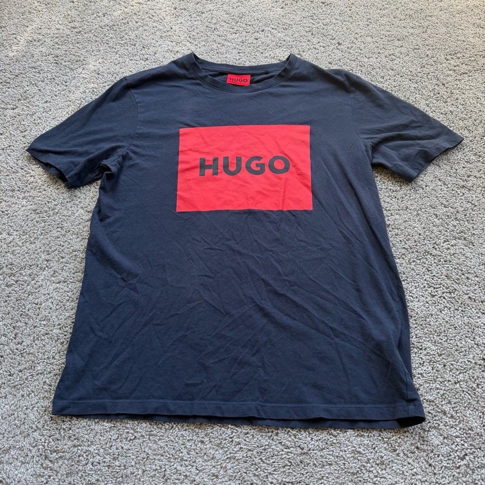 Hugo Boss Navy Blue and Red Short Sleeve Tee Shirt Size Medium